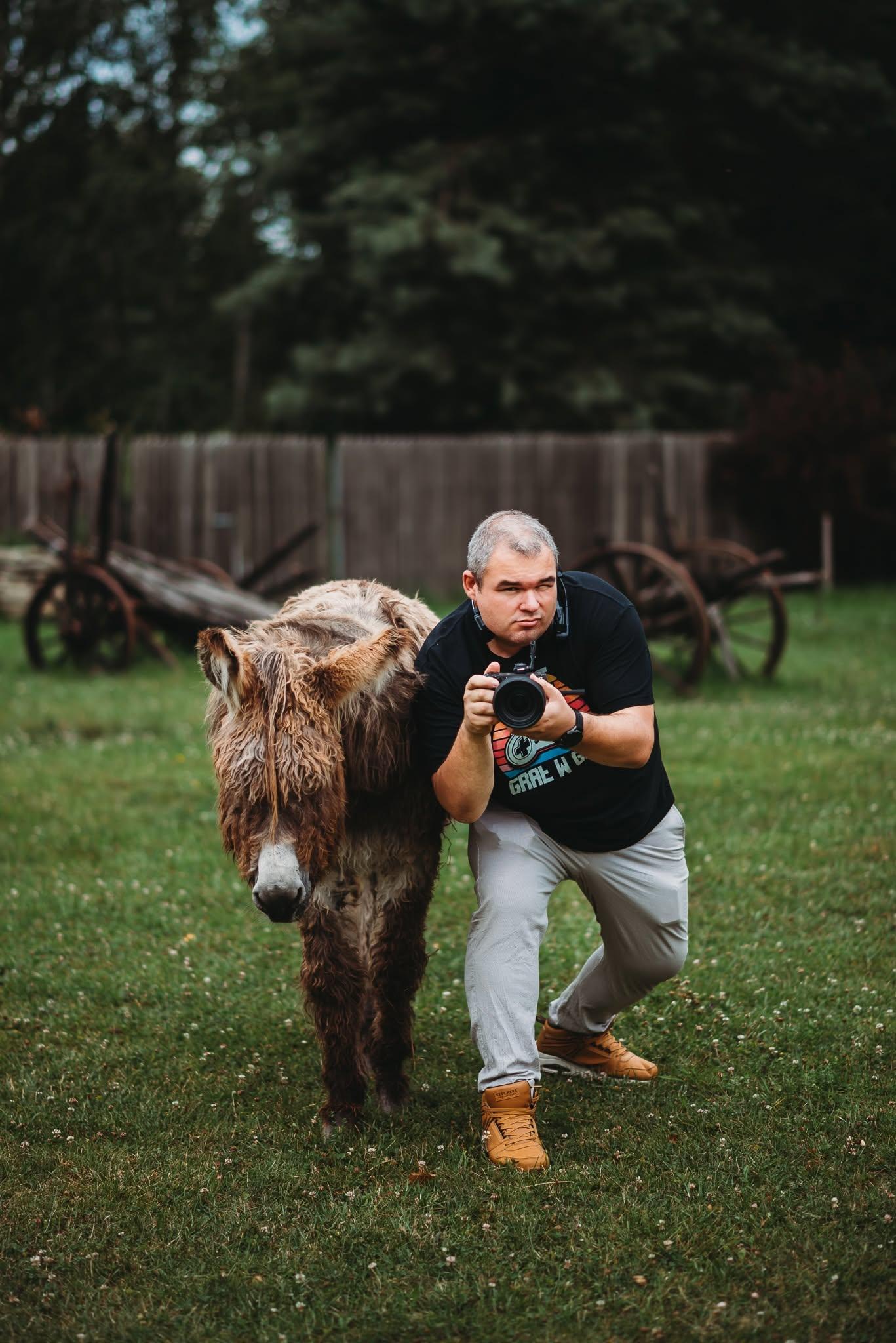 Adrian z kamerą w plenerze
